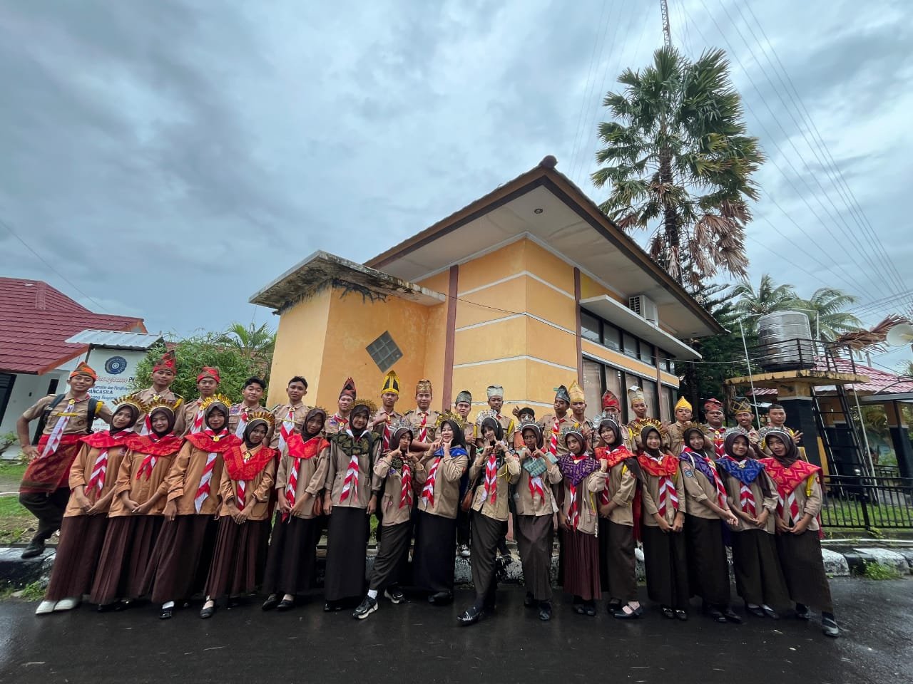 Anggota Pramuka SMKN 2 Sumbawa Besar Ambil Bagian dalam Upacara HUT Kabupaten Sumbawa ke-67